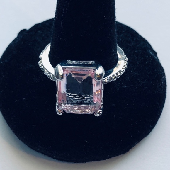 Jewelry - ➰Beautiful Simulated Quartz Ring